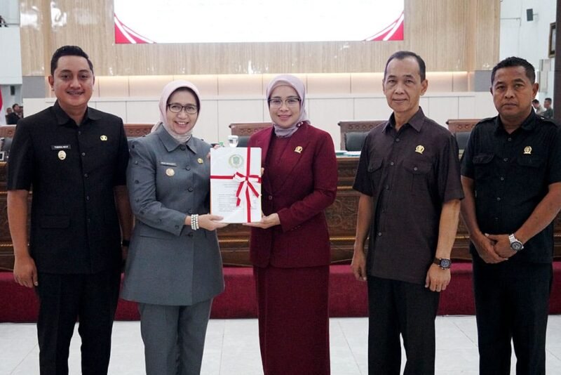 Bupati dan Wakil Bupati Lumajang bersama pimpinan DPRD 