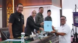 Wakil Bupati bersama pimpinan DPRD Lumajang saat paripurna