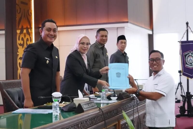 Wakil Bupati bersama pimpinan DPRD Lumajang saat paripurna