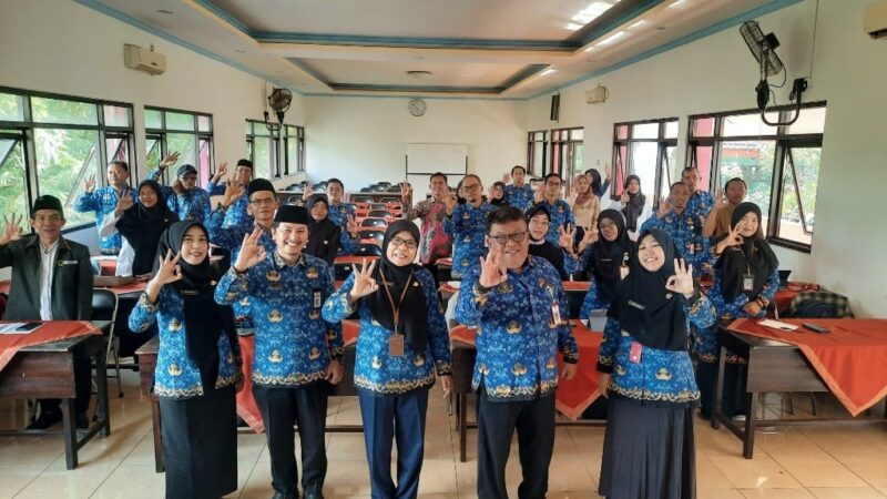 foto bersama usai rakor persiapan Adiwiyata 2025