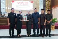 Bupati Lumajang saat menyerahkan laporan realisasi pendapatan daerah kepada Ketua DPRD dalam rapat paripurna