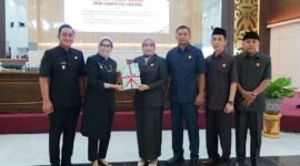 Bupati Lumajang saat menyerahkan laporan realisasi pendapatan daerah kepada Ketua DPRD dalam rapat paripurna