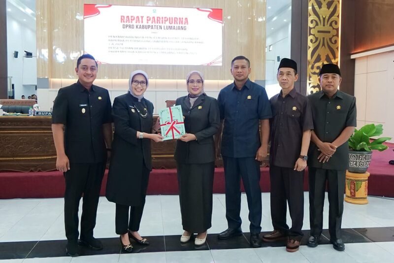 Bupati Lumajang saat menyerahkan laporan realisasi pendapatan daerah kepada Ketua DPRD dalam rapat paripurna