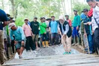 Bupati Lumajang ikut ngaduk semen bangun jalan Desa Sumbermujur