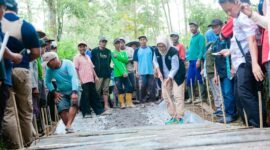 Bupati Lumajang ikut ngaduk semen bangun jalan Desa Sumbermujur