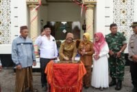 Bupati Lumajang saat meresmikan masjid Darul Muhajirin Desa Ranulogong Randuagung