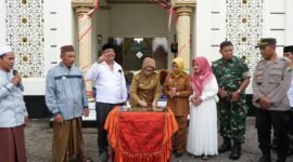Bupati Lumajang saat meresmikan masjid Darul Muhajirin Desa Ranulogong Randuagung
