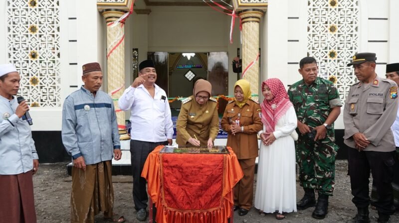 Bupati Lumajang saat meresmikan masjid Darul Muhajirin Desa Ranulogong Randuagung