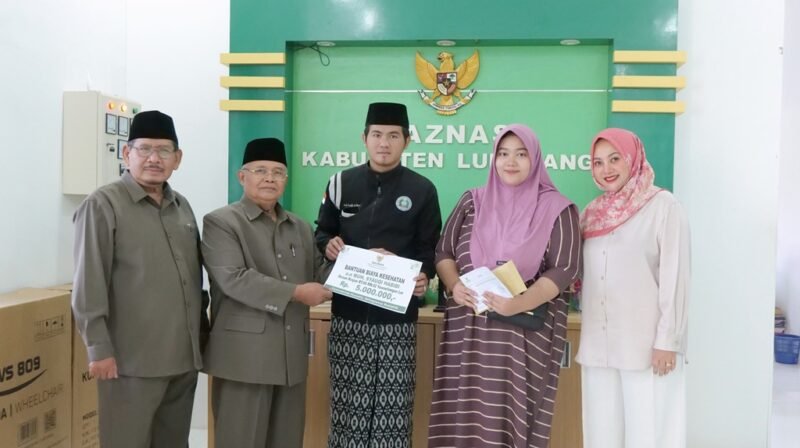 Basnaz saat menyerahkan bantuan biaya pengobatan