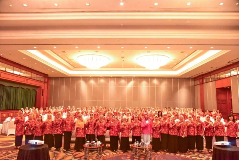 Dharma Wanita Persatuan Lumajang saat mengikuti pelatihan Etika Publik di Surabaya