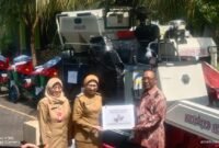 Bupati Lumajang saat memberikan bantuan secara simbolis alat mesin pertanian kepada salah salah satu Gapoktan