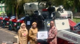 Bupati Lumajang saat memberikan bantuan secara simbolis alat mesin pertanian kepada salah salah satu Gapoktan