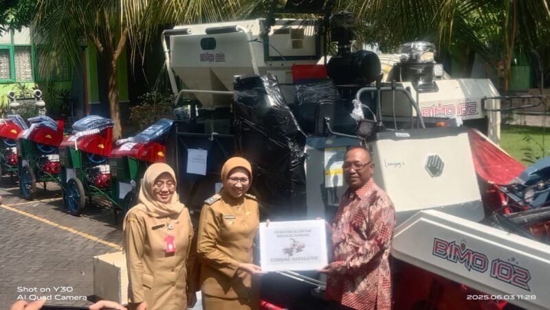 Bupati Lumajang saat memberikan bantuan secara simbolis alat mesin pertanian kepada salah salah satu Gapoktan