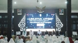 Bupati Lumajang bersama warga Ditotrunan saat menggelar lailatul Ijtima' di Pendopo Arya Wiraraja 