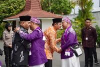 Wakil Bupati Lumajang saat menyambut jemaah haji 