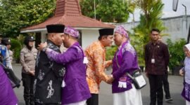 Wakil Bupati Lumajang saat menyambut jemaah haji 