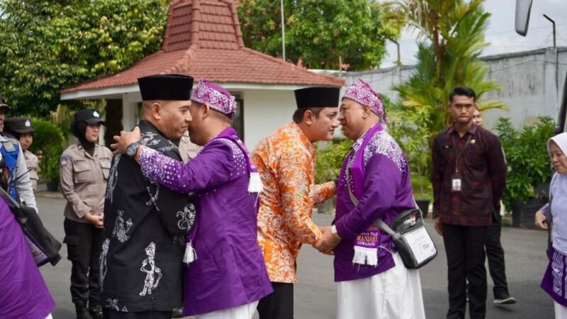 Wakil Bupati Lumajang saat menyambut jemaah haji 