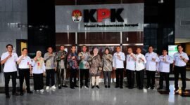 Eksekutif bersama Legislatif Lumajang foto bersama usai audensi ke KPK