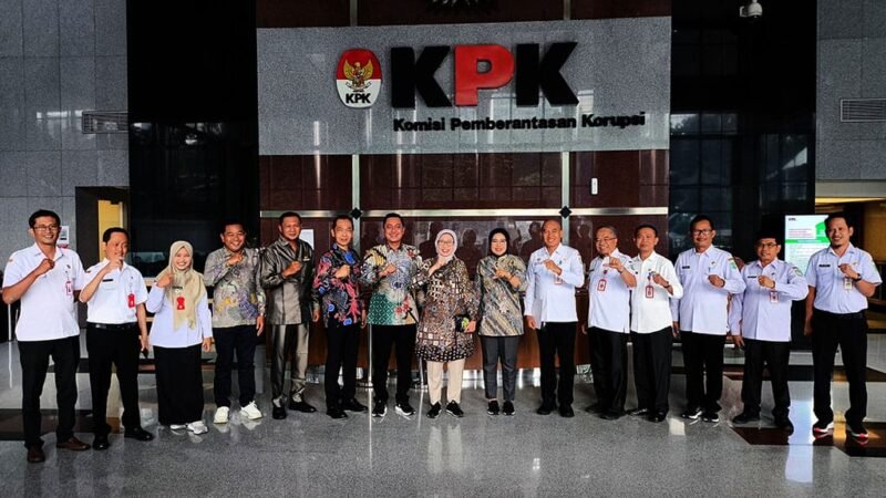 Eksekutif bersama Legislatif Lumajang foto bersama usai audensi ke KPK
