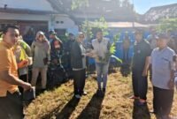 Bupati Lumajang saat memberikan bantuan seribu besek secara simbolis