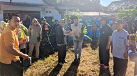 Bupati Lumajang saat memberikan bantuan seribu besek secara simbolis