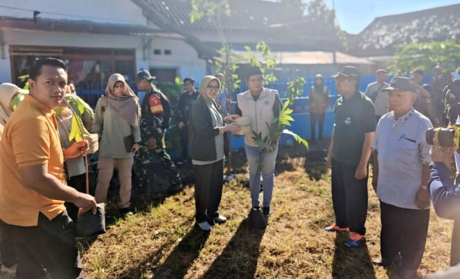 Bupati Lumajang saat memberikan bantuan seribu besek secara simbolis