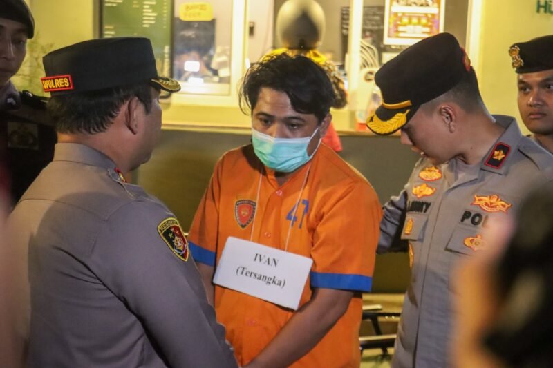 Pelaku saat digelandang ke Polres Lumajang