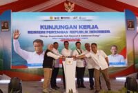 Menteri pertanian saat kunjungan kerja di kebun Lumajang Raya