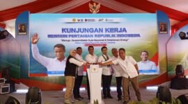 Menteri pertanian saat kunjungan kerja di kebun Lumajang Raya