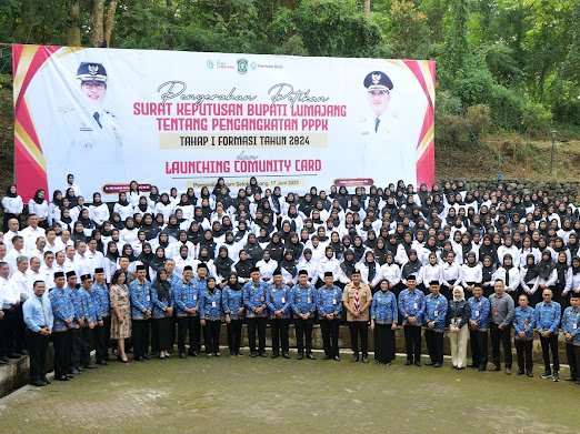 Bupati Lumajang saat foto bersama dengan pegawai PPPK