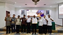 Sekda Lumajang foto bersama diacara Integrasi upaya pengendalian harga dan ketersediaan bahan pokok