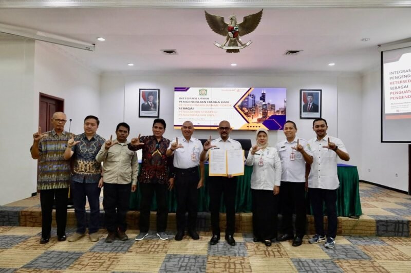 Sekda Lumajang foto bersama diacara Integrasi upaya pengendalian harga dan ketersediaan bahan pokok