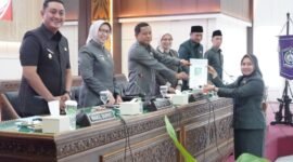 Bupati dan Wakil Bupati bersama pimpinan DPRD  saat paripurna