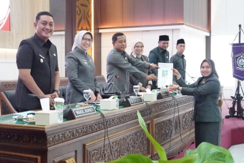Bupati dan Wakil Bupati bersama pimpinan DPRD  saat paripurna