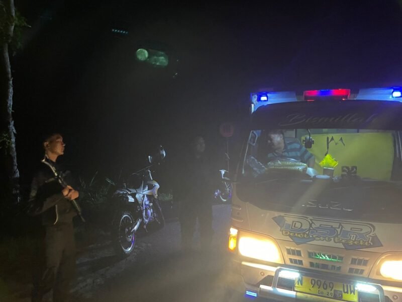 Polisi saat melakukan patroli di jalan raya Dusun Besuk Desa Tumpeng