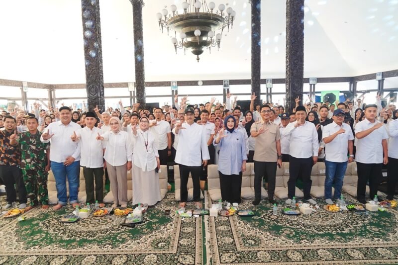 Bupati Lumajang bersama Mensos saat program pelatihan pengolahan pelepah pisang 