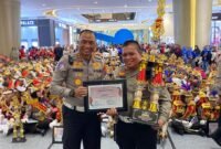 Kasat Lantas Polres Lumajang saat menerima piagam penghargaan juara 1