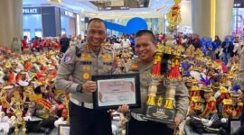 Kasat Lantas Polres Lumajang saat menerima piagam penghargaan juara 1
