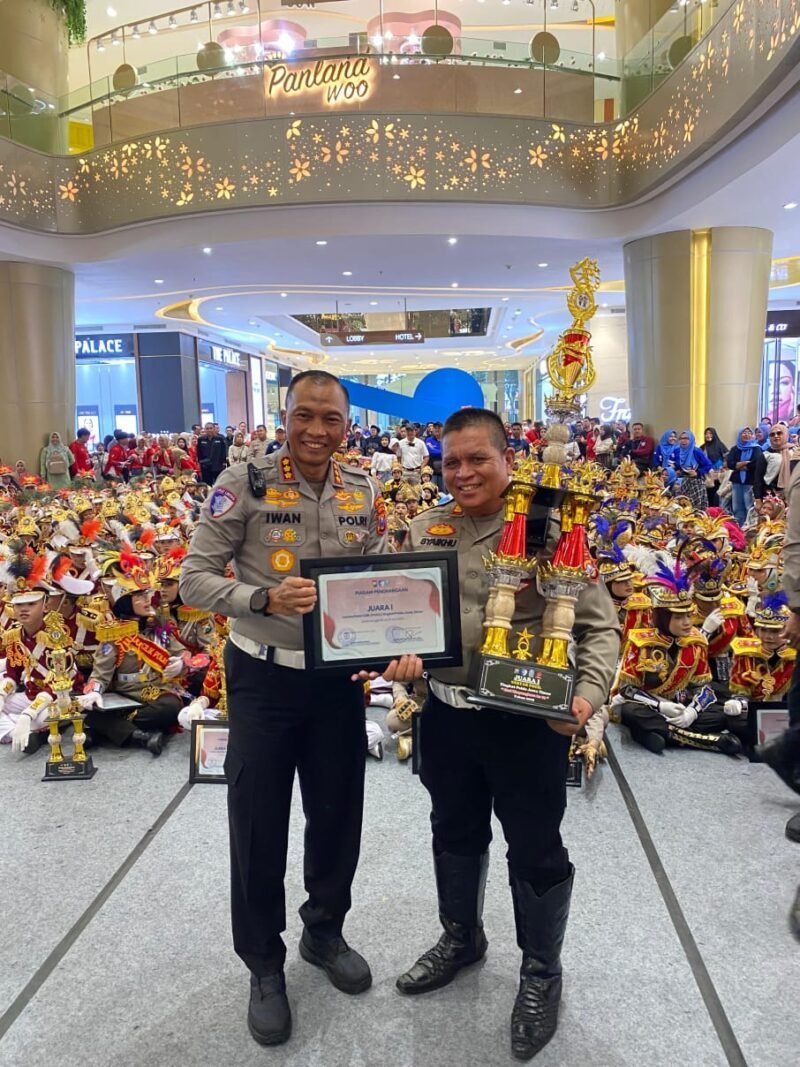 Kasat Lantas Polres Lumajang saat menerima piagam penghargaan juara 1