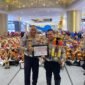 Kasat Lantas Polres Lumajang saat menerima piagam penghargaan juara 1