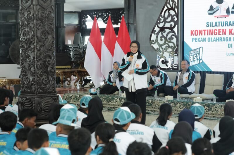 Bupati Lumajang saat memberikan arahan pada ratusan atlet sebelum dilepas untuk PORPROV
