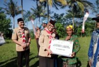 Bupati Lumajang saat menyerahkan bantuan kepada salah satu penerima RTLH