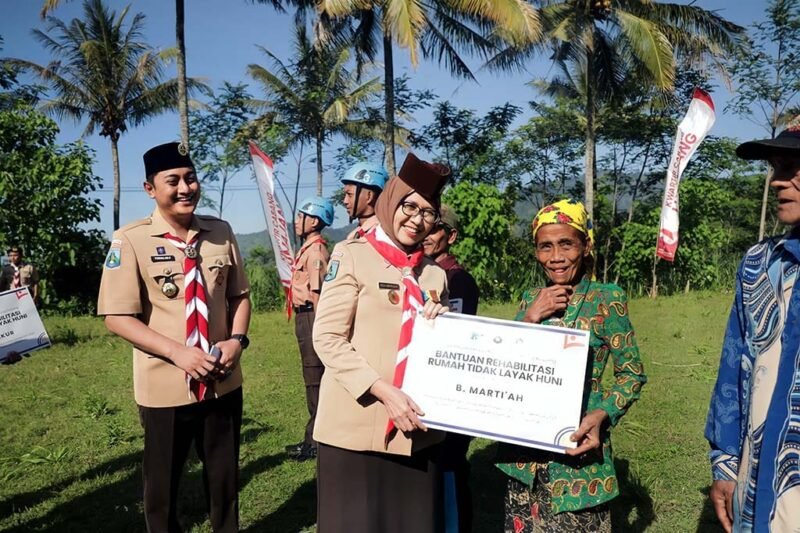 Bupati Lumajang saat menyerahkan bantuan kepada salah satu penerima RTLH