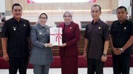 Bupati dan Wakil Bupati bersama pimpinan DPRD Lumajang