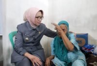 Bupati bersama Wakil Bupati Lumajang saat mendatangi salah satu penerima bantuan perbaikan rumah tidak layak huni