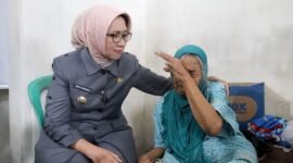 Bupati bersama Wakil Bupati Lumajang saat mendatangi salah satu penerima bantuan perbaikan rumah tidak layak huni