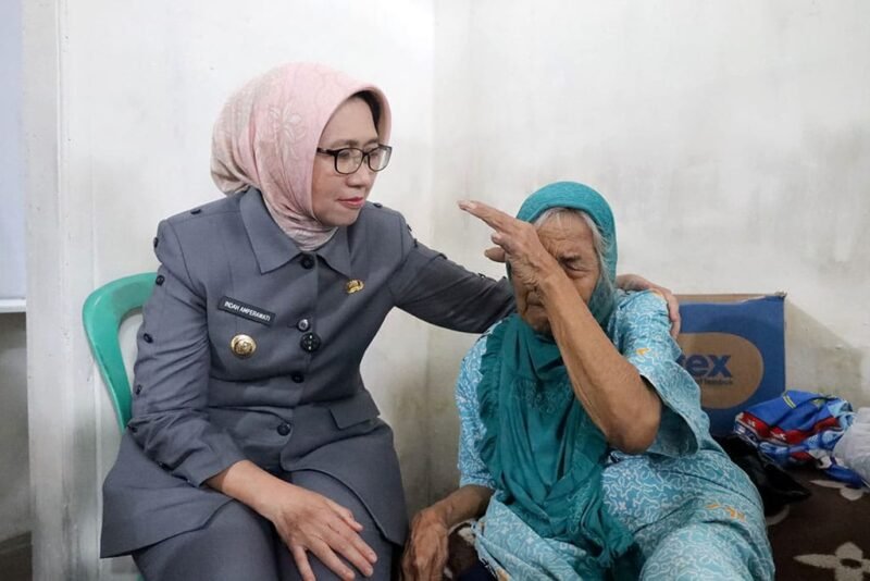 Bupati bersama Wakil Bupati Lumajang saat mendatangi salah satu penerima bantuan perbaikan rumah tidak layak huni