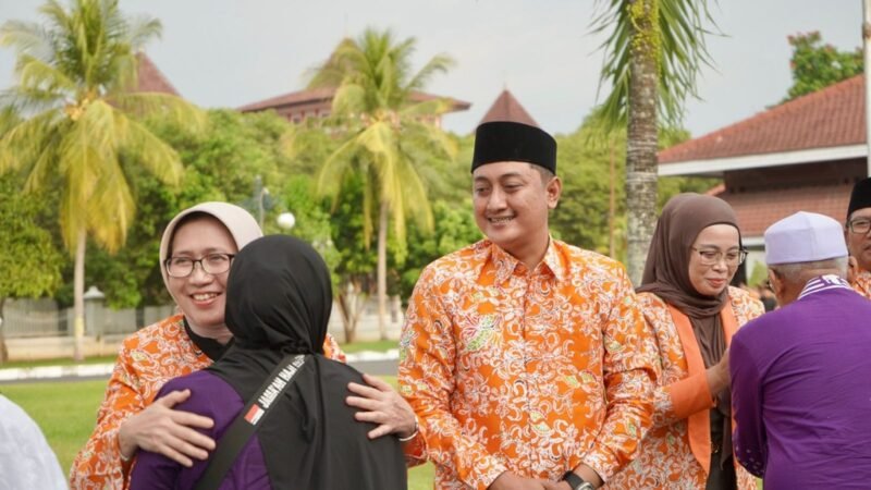 Bupati Lumajang bersama wabup sambut kedatangan rombongan jemaah haji kloter 37