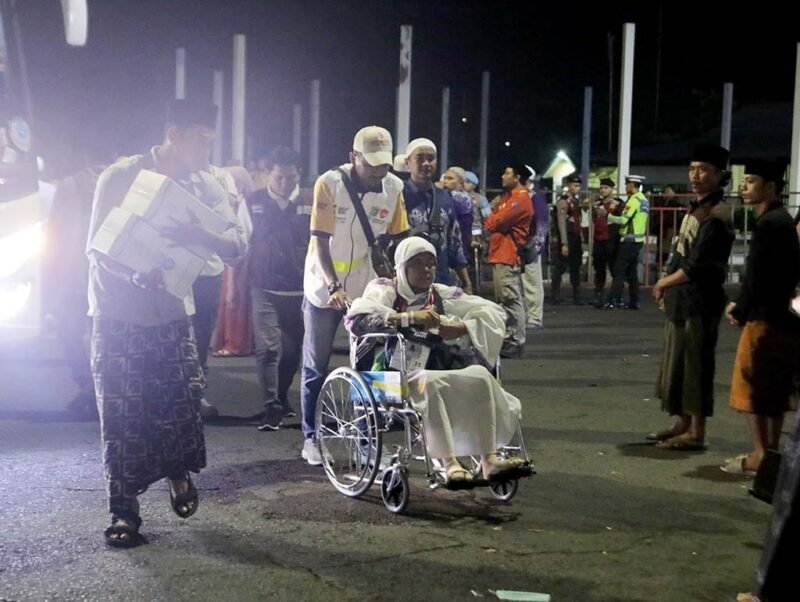 rombongan jemaah haji kloter 37 sampai di Pendopo Arya Wiraraja Lumajang