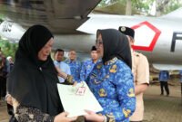 Bupati Lumajang menyerahkan SK Sekar Mardianti (alm) kepada ibu mertuanya